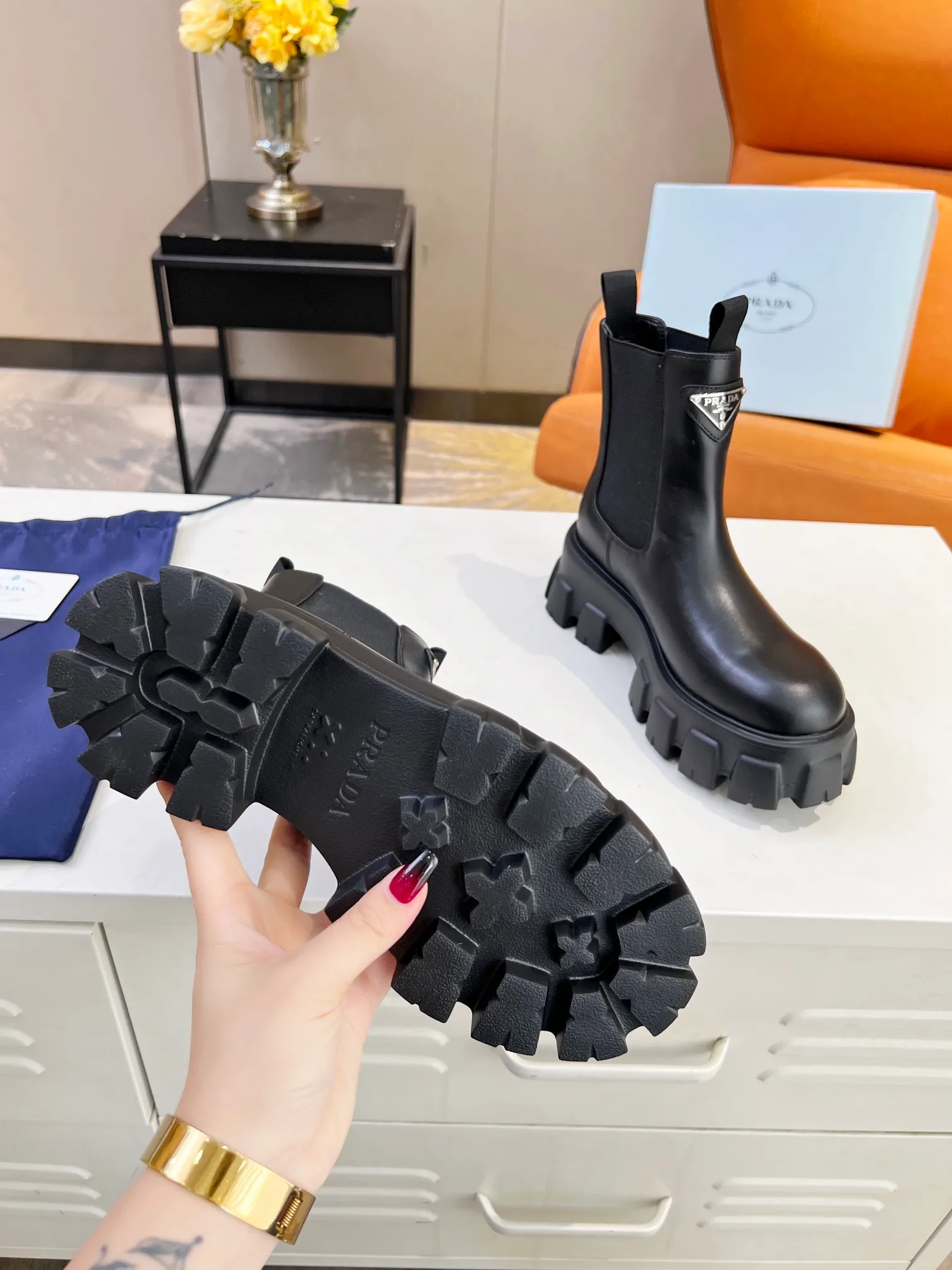 👟👟Ex-factory price 560👟👟 Top level🔝2023 SSS launches Prada short boots series🌲🌲 🆚🆚🆚 💥PRADA's early autumn and winter T-stage catwalk show is the same style as "Dreams never sleep". Prada can use it on important occasions. The fresh style has a little extravagant feeling, and it is perfect on the feet. 💃💃Wear it with these shoes. Elegant, crystal clear, and various accessories and materials are exclusively customized one-to-one, so that there is no distance from the original version. The entire series is a combination of exciting and unexpected elements, allowing you to appreciate the ever-changing style of the Prada girl. 1⃣ Upper: imported calfskin, 2⃣ Lining: imported sheepskin lining 3⃣ Outsole: Italian original TPU foam outsole, available in 5 colors, code number 35-41